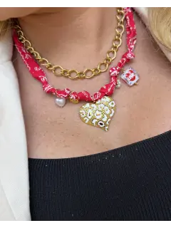 Collar de bandana roja con cadena dorada y dije en forma de corazón