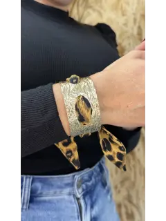 Brazalete rígido con textura martillada, adornada con tela estampada de leopardo