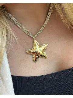 Collar con malla metalica dorada con dije en forma de estrella y rostro solar