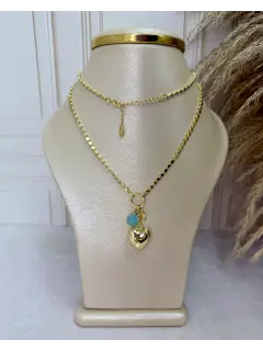 Collar tipo corbatín con triple dije de corazón, estrella y placa redonda