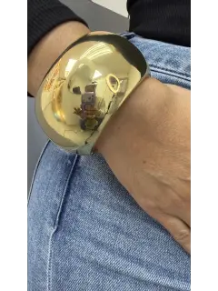 Brazalete tipo rígido de metal dorado con acabado pulido espejo