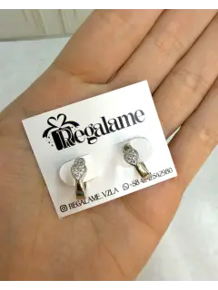 Argollas huggies con diseño de corazón en el medio con circones incrustado - Plateado
