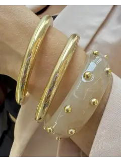 Brazalete de resina y metal con remaches dorados - Rosado y marrón claro