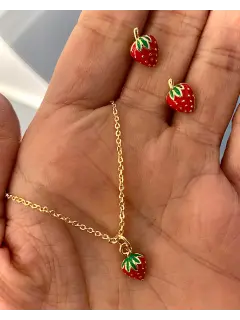 Set collar y zarcillos de fresita
