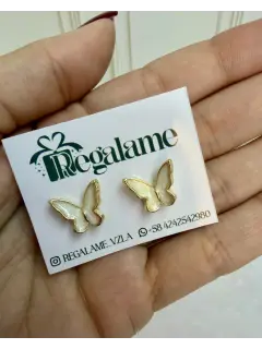 Aretes de mariposa con esmalte blanco y bordes dorados