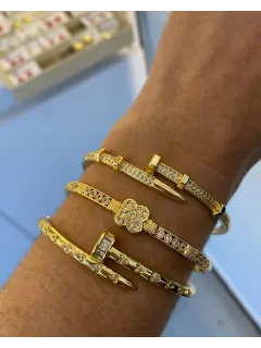 Brazalestes de clavo con circones