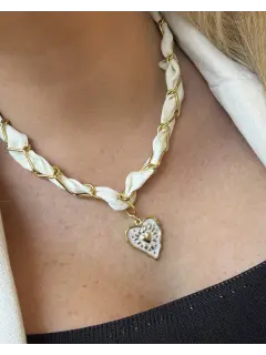 Collar de tela entrelazado con eslabones dorado  un dije de corazón