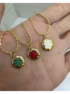 Collares con dijes redondo con estrella en el medio - Color rojo, blanco y verde