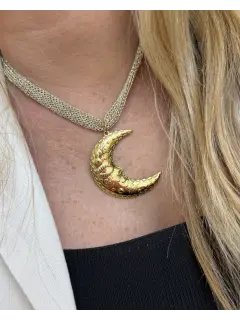 Collar con malla metalica con dije de luna creciente dorada