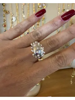 Anillo ovalado con incrustaciones de perla