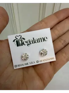 Zarcillos plateado con diseño de nudos