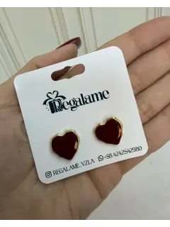 Zarcillos de corazón rojo con bordes dorados