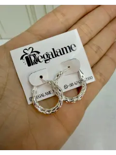 Argollas plateadas con diseño entorchado