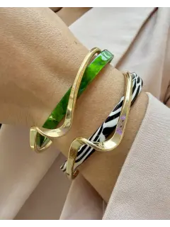 Pulsera metálica dorada entrelazada con resina de color verde y  patrón cebra