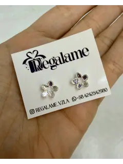 Zarcillos tipo abridor con diseño de flor pequeño plateado