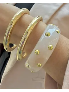 Brazalete de resina y metal con remaches dorados - Rosado y marrón claro