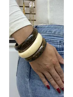 Brazalete de resina con patrón tipo carey y marfil