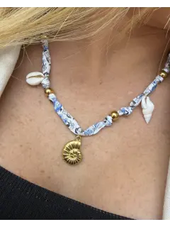 Collar tipo playero con tela estampada y dijes marinos