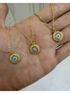 Cadenas con dijes circulares con ojo pequeño en el centro