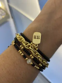 Juego de pulceras con dije 1111