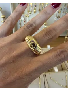 Anillo grueso dorado con corazón calado
