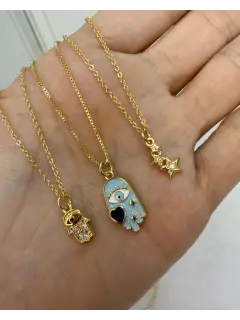Collar con dije de mano de fátima dorada y azul y estrella dorada