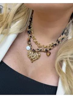 Collar de bandana con estampado de leopardo con colgante de corazón