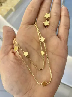 Set de collar y zarcillos de flores