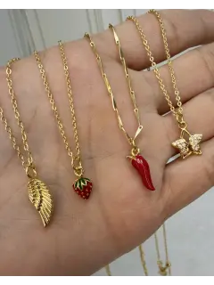Collares con dijes fresa, chile rojo, ala de ángel dorado y estrella con circones incrustado