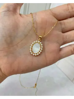 Collar - Dije de Virgen. Nacar + Baño de oro 18K