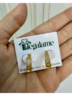 Argollas dorada con pequeñas piedras de circones