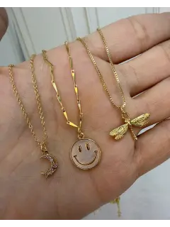 Cadenas con dijes de cara feliz, luna y libélula