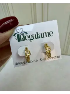 Argollas doradas con circones cuadradas