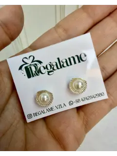 Zarcillo de perla con diseño de concha marina - Blanco perlado