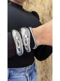 Brazalete maxi tipo esclava de metal plateada con diseño contemporáneo y voluminoso
