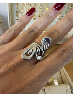 Anillo plateado con diseño de ondas abstractas