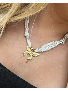 Collar de estilo pañuelo con dije de mariposa